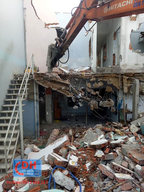Đập phá nhà cũ tại HCM