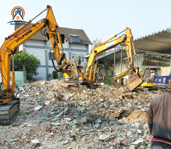 Tháo dỡ nhà cũ tại Bến Tre
