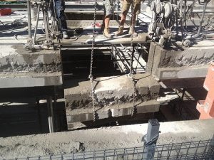 Cắt bê tông bằng dây kim cương tại Cà Mau