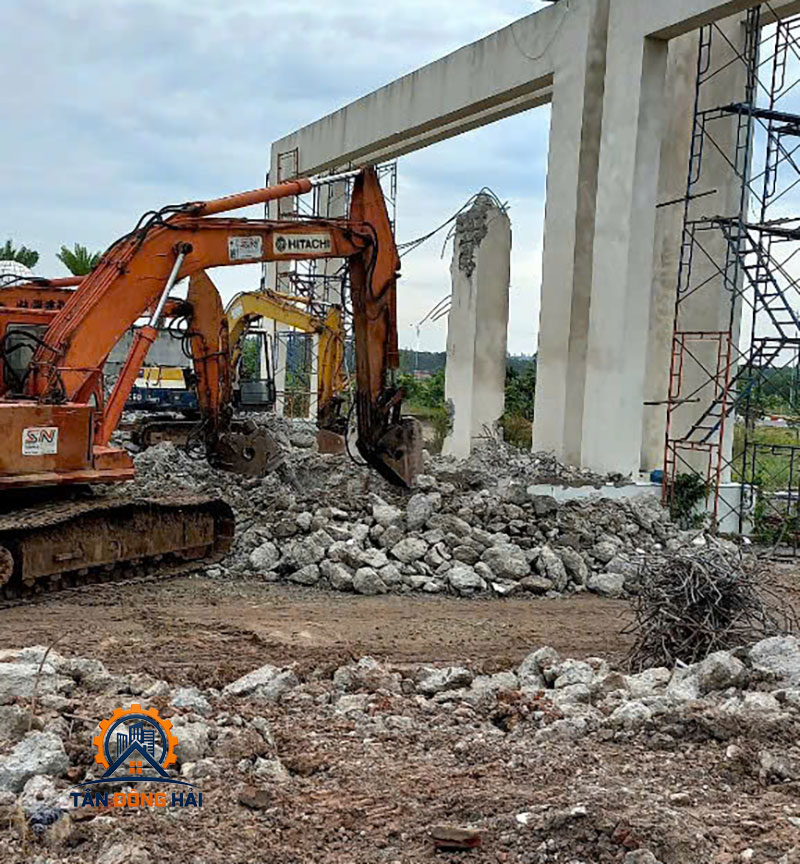 Phá dỡ bê tông tại Lâm Đồng
