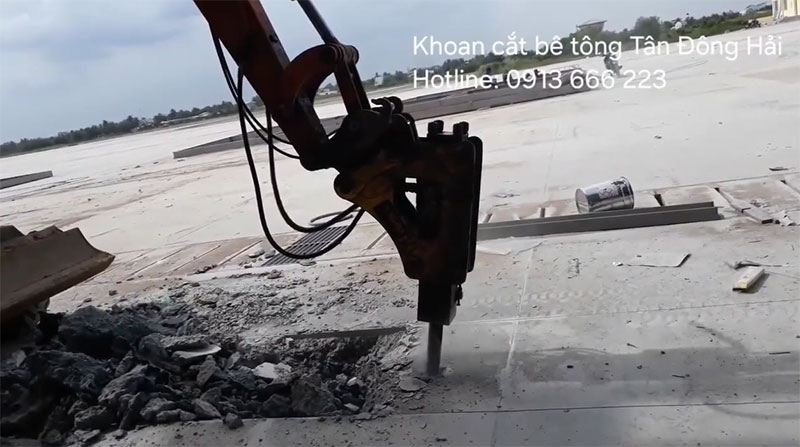 Đục Nền Bê Tông Nhà Xưởng Bằng Xe Cuốc Búa tại Vũng Tàu